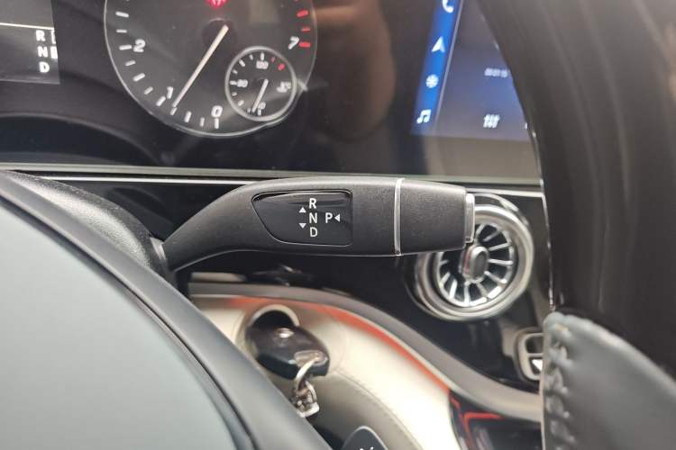 Used Mercedes-Benz Vito 2023 2.0T Business Version 7 Seats Gear Lever