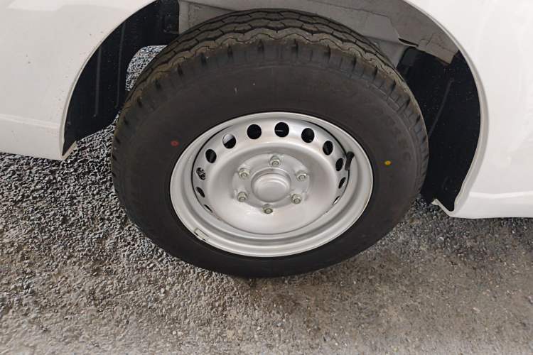 Used Wuling Yangguang 2024 300KM Comfort Version Passenger Van 75kW