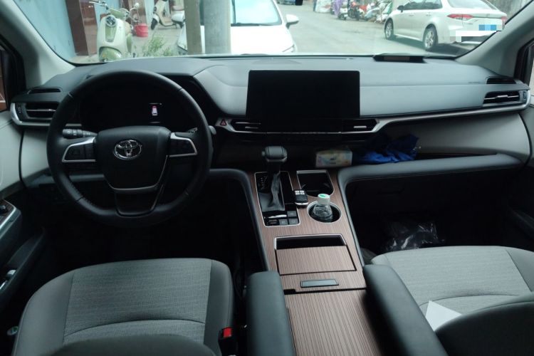 Used Toyota Sienna 2026 Model 2.5L Dual-Engine Two-Wheel-Drive Comfort Edition