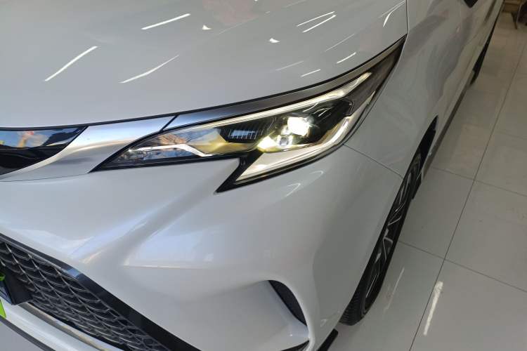 Used Toyota Granvia 2024 2.5L Hybrid Luxury Edition