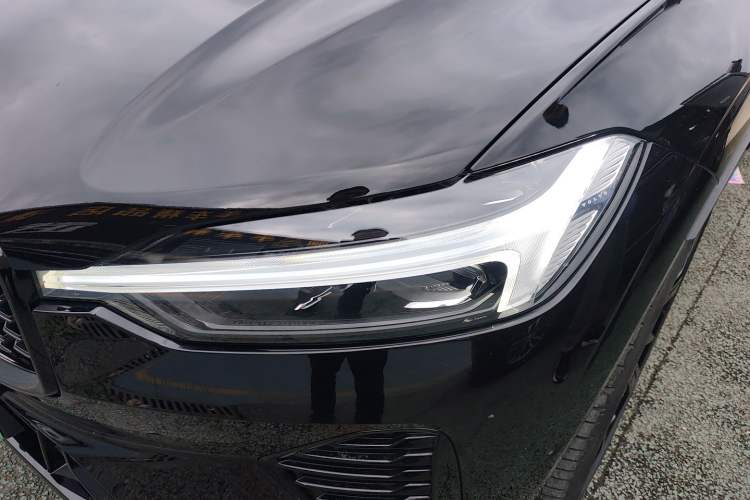 Used Volvo XC60 New Energy 2025 Plug-in Hybrid Long-Range All-Wheel Drive Zhiyuan Extreme Night Black Edition Left Front Headlight
