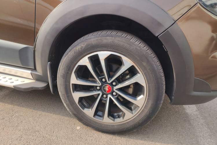 Used FORTHING Joyear X5 2013 1.6L Manual Luxury Model China IV Standard
