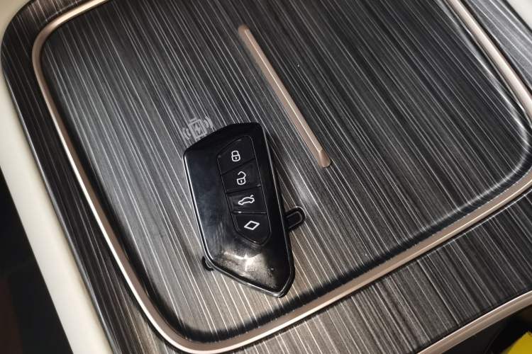 Used Dongfeng eπ eπ008 2024 636Max All-Electric Version 6 Seats Vehicle Key