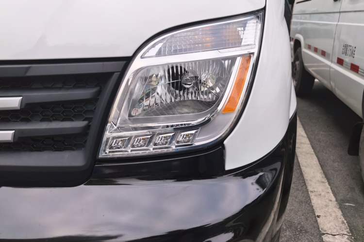 Used SAIC MAXUS Xintu V80 2019 2.5T Classic Model 6-Speed Manual – Aoyuntong Modified Version Short Wheelbase Ultra-Low Roof 5/6 Seats
