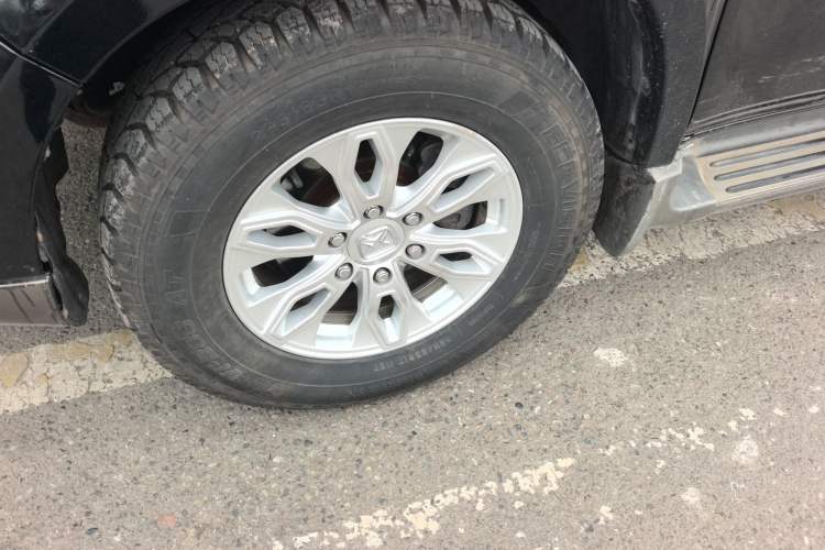 Used JMC Yusheng S350 2014 2.4T Automatic 2WD Diesel Luxury Version with Sunroof 5 Seats