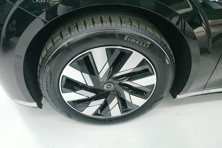 Used Volvo EM90 2025 Ultra Six-Seater