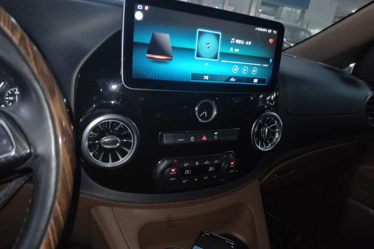 Used Mercedes-Benz Vito 2018 2.0T Elite Version 7 Seats China VI Emission Standard
