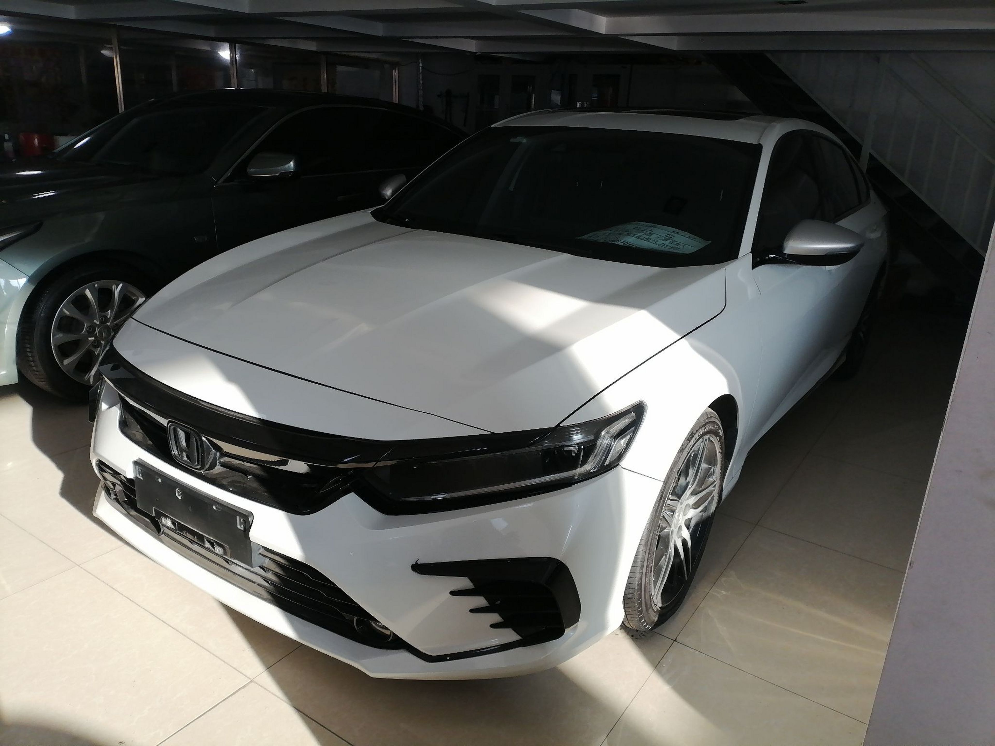 Под передней частью автомобиля