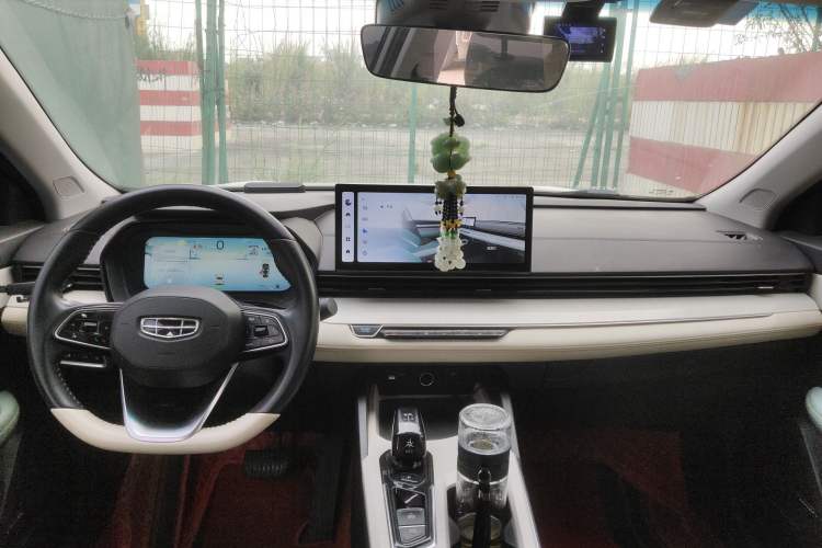 Used Geely Auto Emgrand L HiP 2022 1.5TD-DHT Pro 100KM Super Rui Center Console