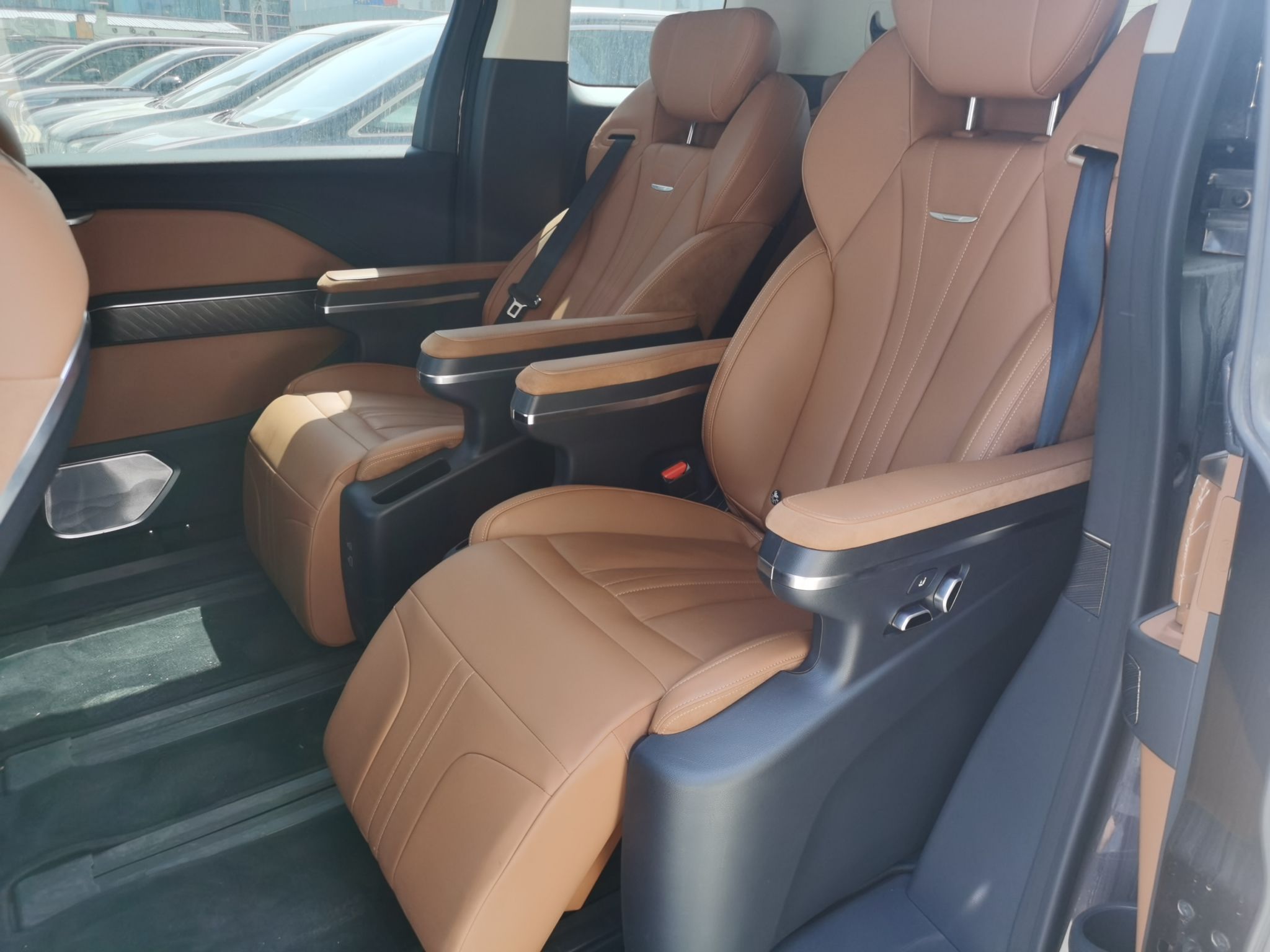 Hongqi HQ9 PHEV 2024 2.0T Four-Wheel Drive Business Edition — снимка 20