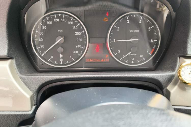 Used BMW 3 Series 2011 320i Luxury Edition Odometer Close Up