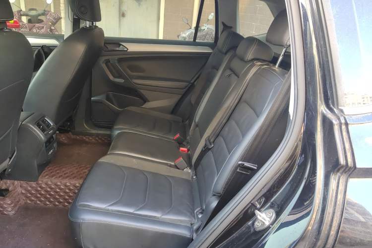 Used Volkswagen Tiguan L 2019 Updated Version 330TSI Automatic Two-Wheel Drive Panoramic Comfort Edition China VI Standard Left Rear Seat