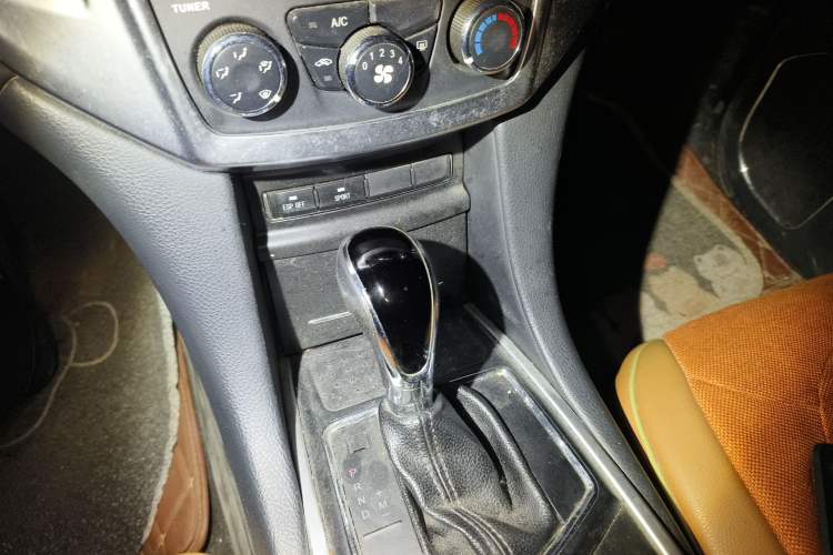 Used JMC Yusheng S350 2013 2.4T Automatic 2WD Diesel Luxury Edition 5 Seats Gear Lever