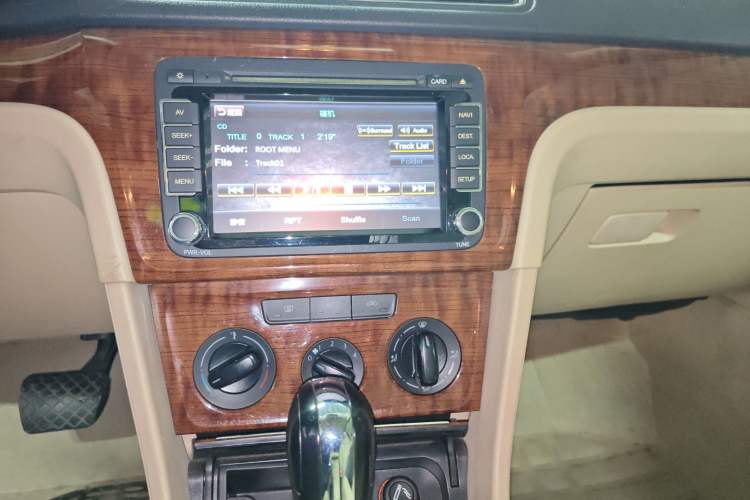 Used Volkswagen Lavida 2013 1.6L Automatic Comfort Edition Audio And AC Panel