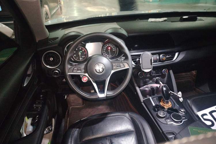 Used Alfa Romeo Stelvio 2017 2.0T 200HP Luxury Edition Steering Wheel