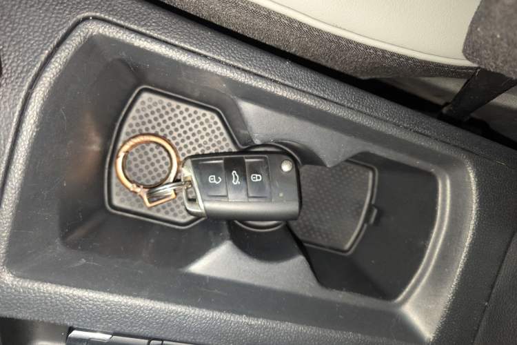 Used Volkswagen T-ROC 2023 300TSI DSG Two-Wheel-Drive Chen Guang Edition Vehicle Key