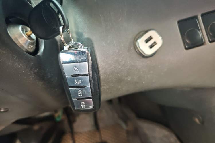 Used Ford Classic Transit 2013 2.8T Diesel Logistics Model with Short Wheelbase and Mid-Roof JX493ZLQ4 Vehicle Key