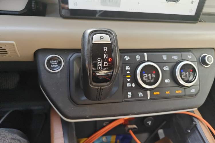 Used Land Rover Defender 2020 110 P400 HSE Gear Lever
