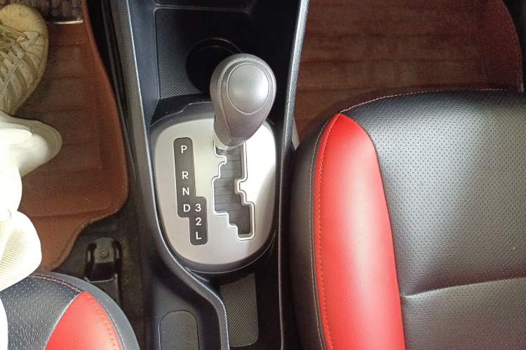 Used Kia K2 2015 Sedan 1.4L Automatic GLS Gear Lever