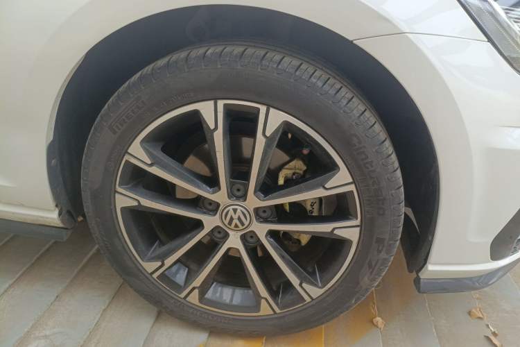 Used Volkswagen Golf 2018 280TSI Automatic R-Line Model Right Front Wheel Hub