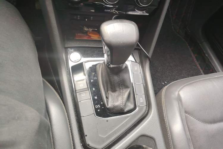 Used Volkswagen Tiguan L 2017 330TSI Automatic Two-Wheel Drive Luxury Edition Gear Lever