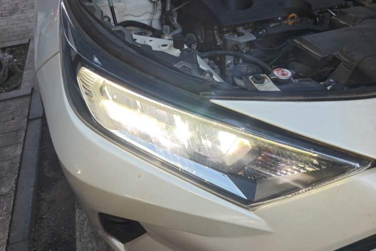 Used Toyota RAV4 2020 2.0L CVT Two-Wheel Drive Fashion Edition Right Front Headlight