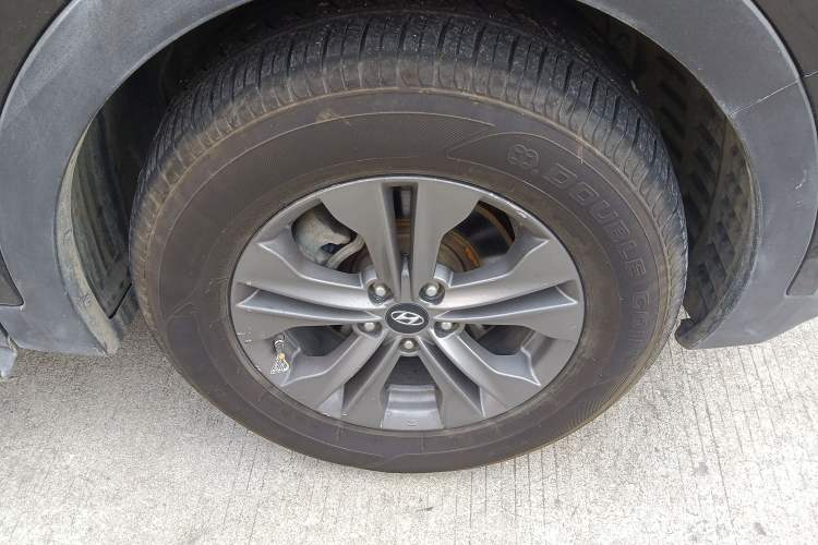 Used Hyundai Santa Fe 2013 2.4L Automatic 2WD Comfort Edition Right Front Wheel Hub