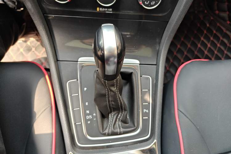 Used Volkswagen Golf 2017 1.6L Automatic Comfort Million-Vehicle Anniversary Edition
