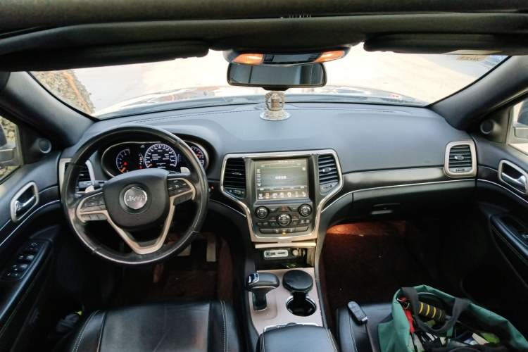 Used Jeep Grand Cherokee 2014 3.0L Comfort Navigation Edition Center Console