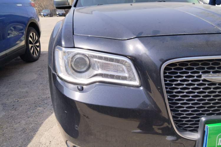 Used Chrysler 300C 2016 3.0L Supreme Edition Right Front Headlight