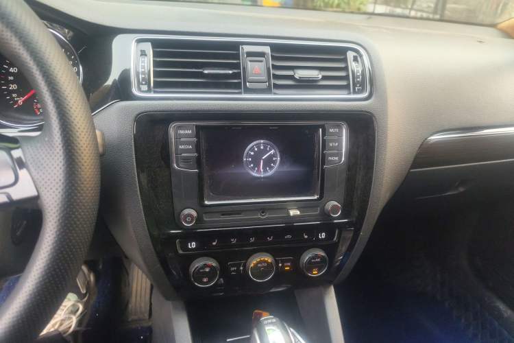 Used Volkswagen Sagitar 2017 230TSI Automatic Luxury Edition Audio And AC Panel