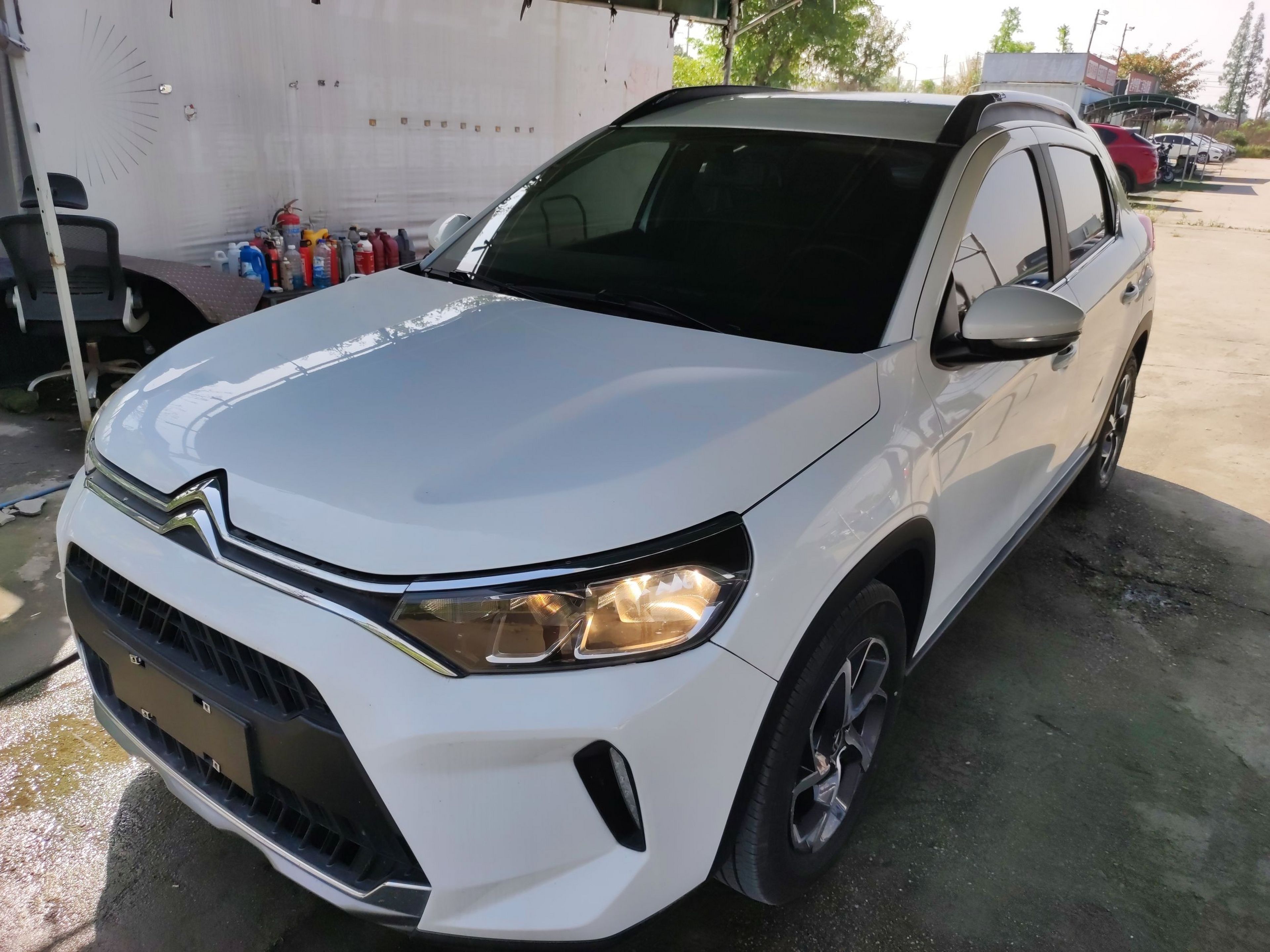 تحت مقدمة السيارة