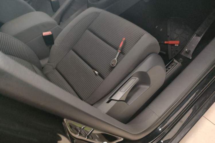 Used Volkswagen Touran 2013 1.4T Manual Fashion Edition 5 Seats Right Front Seat