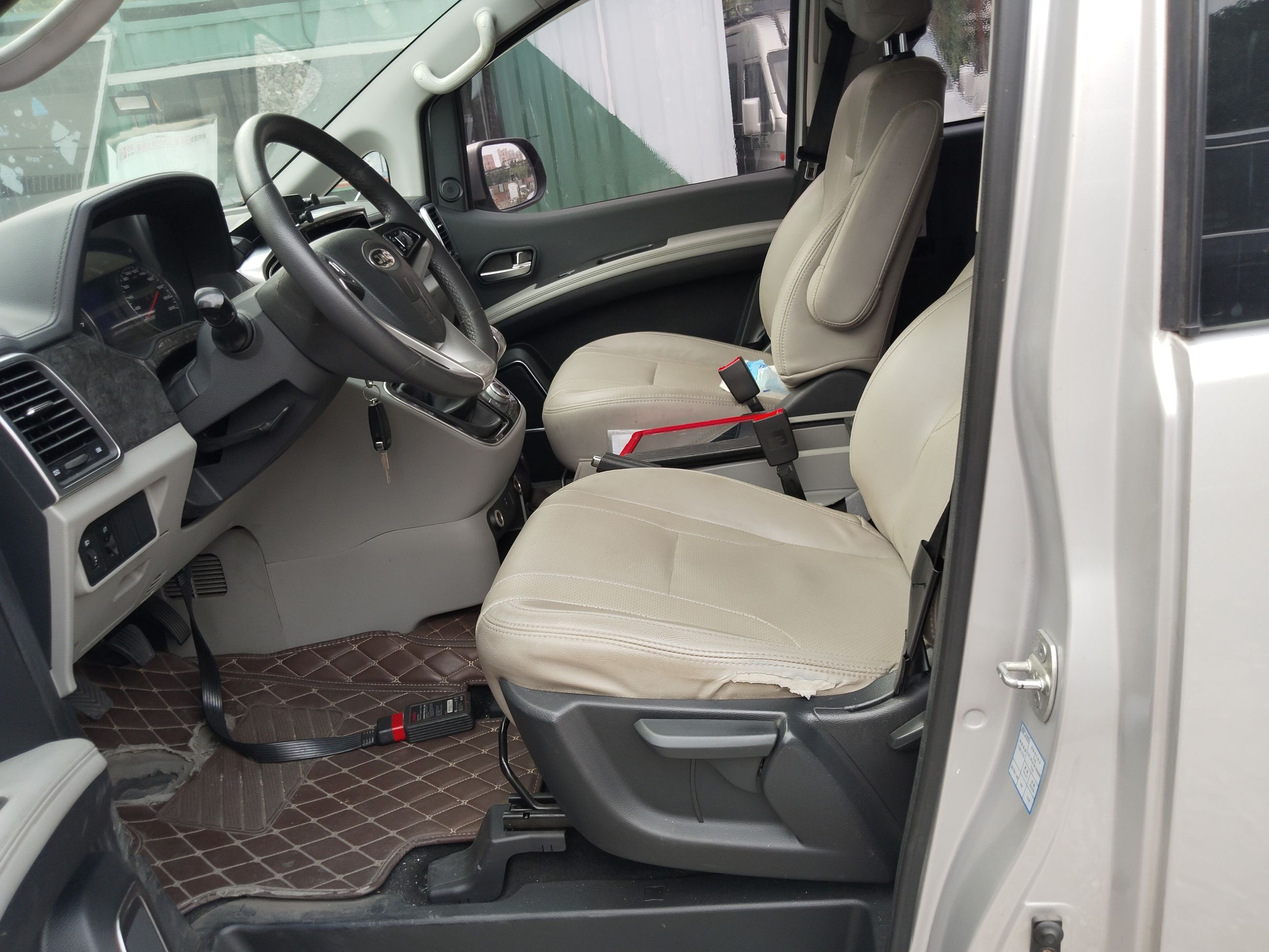 Переднее сиденье в автомобиле