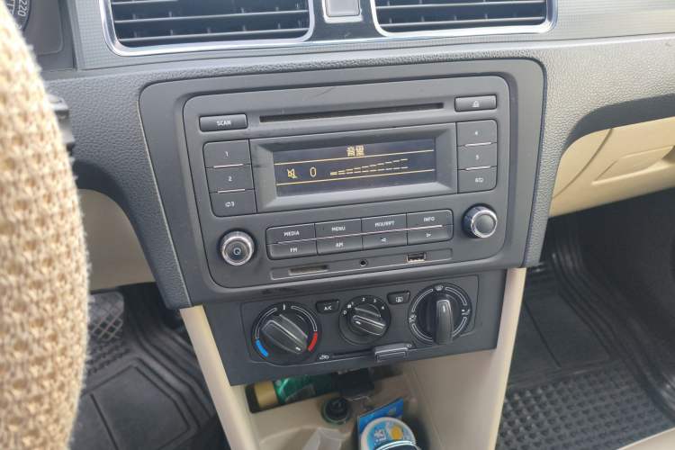 Used Skoda Rapid 2015 1.6L Automatic Smart Selection Model
