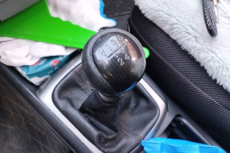 Used Hyundai Celesta 2011 1.6L Manual Comfort Edition Gear Lever