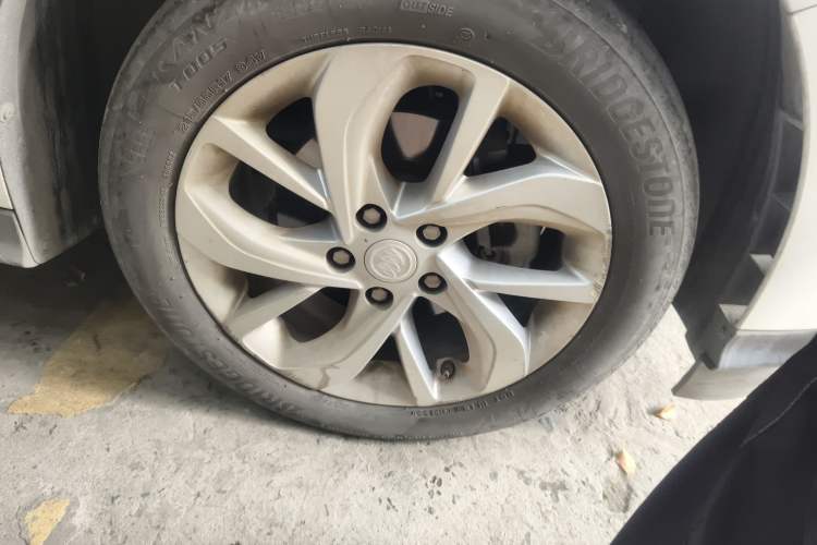 Used Buick Velite 6 2023 Revised Version 430 km Range – Commuter Edition Right Front Wheel Hub