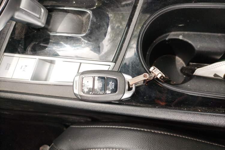 Used Hyundai Elantra 2023 1.5L CVT LUX Prestige Edition Interior 1