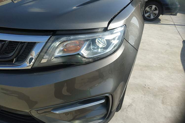 Used Geely Auto Emgrand X7 Sport 2018 1.8TD Automatic Two-Wheel Drive Smart Connect 4G Internet Edition Left Front Headlight