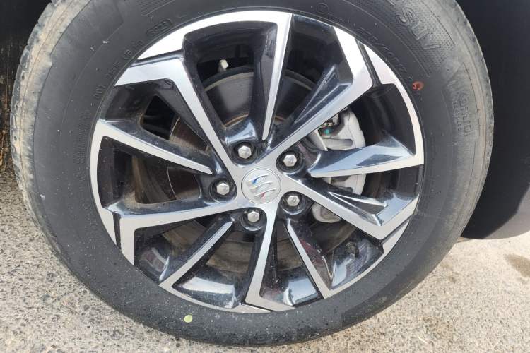 Used Buick Encore PLUS 2023 Smart Fun Edition Right Front Wheel Hub