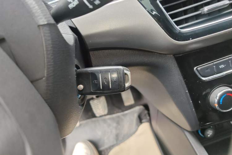 Used CHANGAN KAICHENG Oushang A600 2016 1.5L Manual Luxury 7-Seater Interior 1