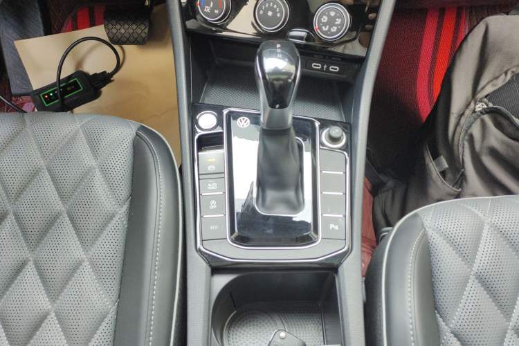 Used Volkswagen Sagitar 2023 300TSI DSG Excellence Edition Gear Lever