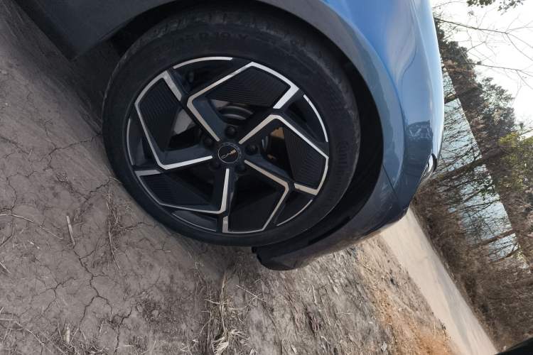 Used BYD Seal 2022 700 km Long-Range Rear-Wheel-Drive Version Right Front Wheel Hub