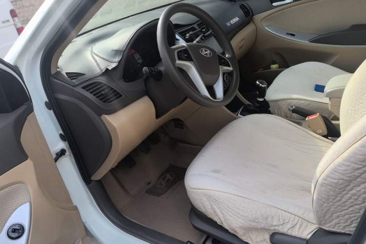 Used Hyundai Verna (older generation) 2010 Sedan 1.4L Manual Comfort GS Left Front Seat