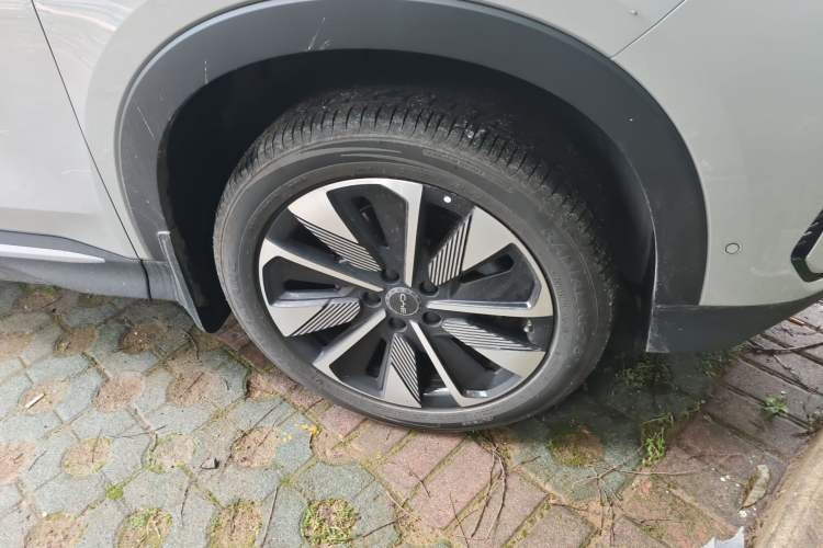 Used BYD Song PLUS New Energy 2025 DM-i 112KM Prestige Model Right Front Wheel Hub