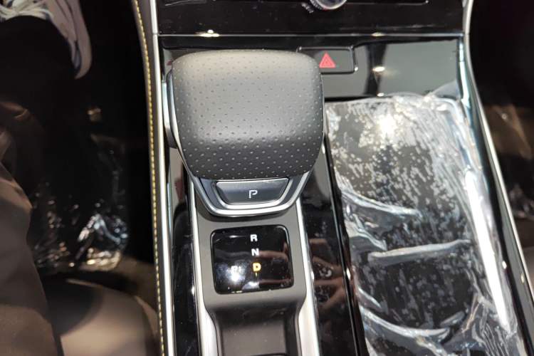 Used Roewe i6 MAX New Energy 2023 EV 500 Grand Touring Edition for Key Clients Gear Lever