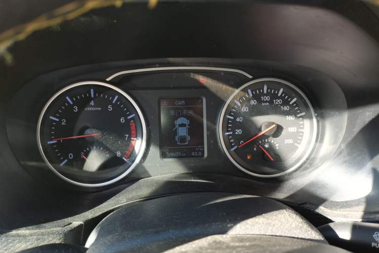 Used Great Wall Wingle 5 2017 2.4L European-spec Gasoline 2WD Elite Model with Big Double Cab – 4G69S4N
