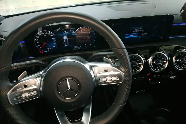 Used Mercedes-Benz A-Class 2022 Revised Version A 200 L Sport Sedan Fashionable Style Gear Lever