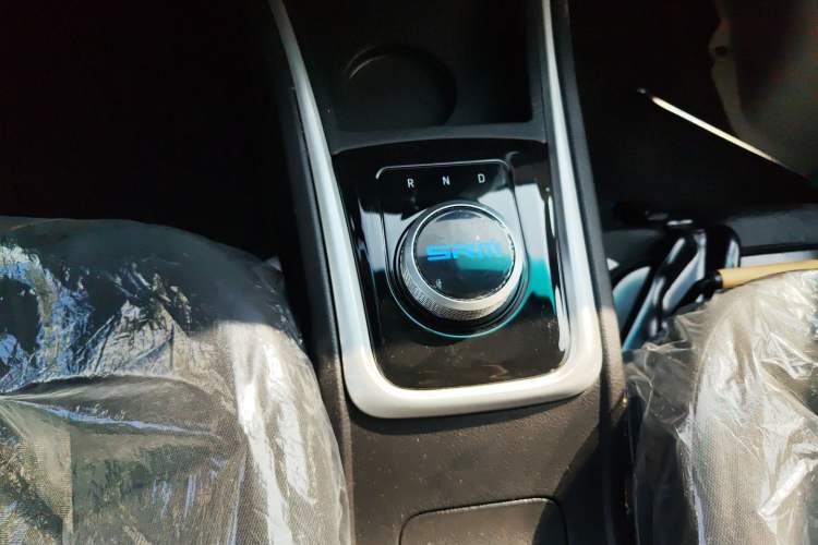 Used SRM Haoyun 2025 Launch Edition Farady 42.3 kWh 305 km 6 seats
