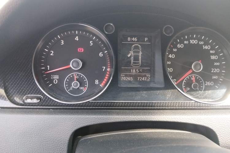 Used Volkswagen Magotan 2016 1.8TSI Luxury Comfort Model Odometer Close Up